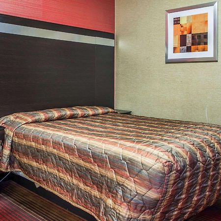 Rodeway Inn Belleville Exteriér fotografie